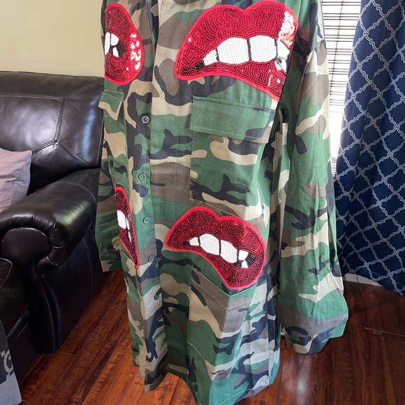Plus Size Boutique Camo Jacket with sequin lips - Picture 7 of 7